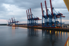 Frachtschiffsreise-Hamburg-Hafen-am-Abend-bild01