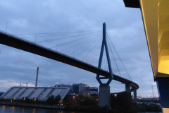Frachtschiffsreise-Hamburg-Hafen-am-Abend-bild02