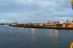 Frachtschiffsreise-Hamburg-Hafen-am-Abend-bild08