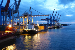 Frachtschiffsreise-Hamburg-Hafen-am-Abend-bild13